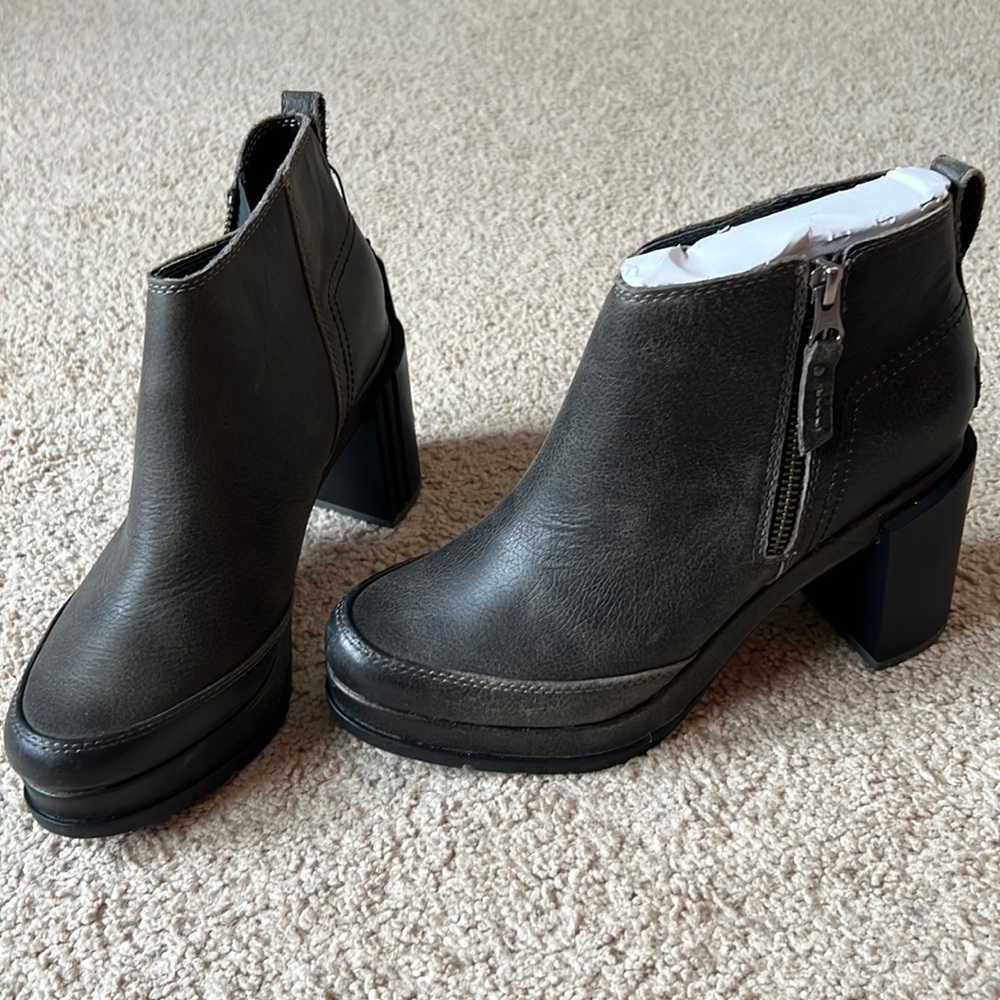 Women’s sorel heeled boots size 7. New.